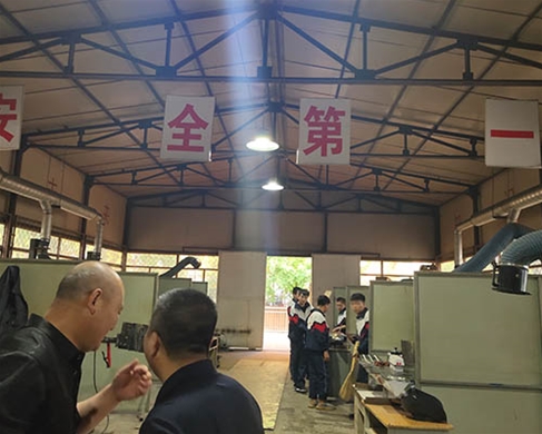 和靈石縣第一職業(yè)高中校領導在?？疾? /></div>
		<h2 id=