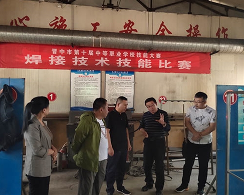 和靈石縣第一職業(yè)高中校領(lǐng)導(dǎo)在?？疾? /></div>
		<h2 id=
