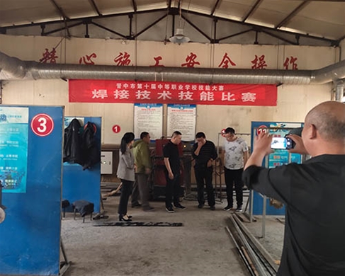 和靈石縣第一職業(yè)高中校領(lǐng)導(dǎo)在?？疾? /></div>
		<h2 id=
