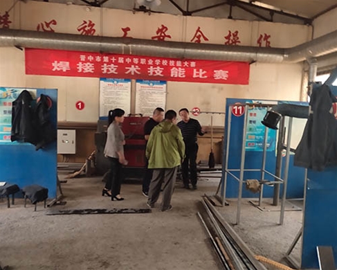 和靈石縣第一職業(yè)高中校領(lǐng)導(dǎo)在?？疾? /></div>
		<h2 id=