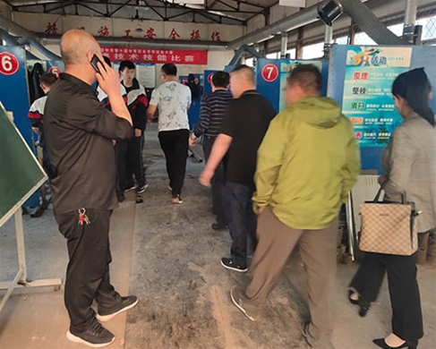 和靈石縣第一職業(yè)高中校領(lǐng)導(dǎo)在?？疾? /></div>
		<h2 id=